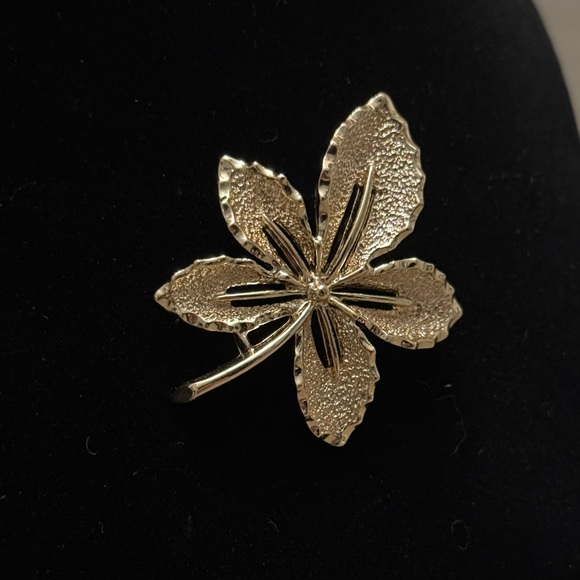 Gold tone Leaf Brooch - Picture 2 of 3